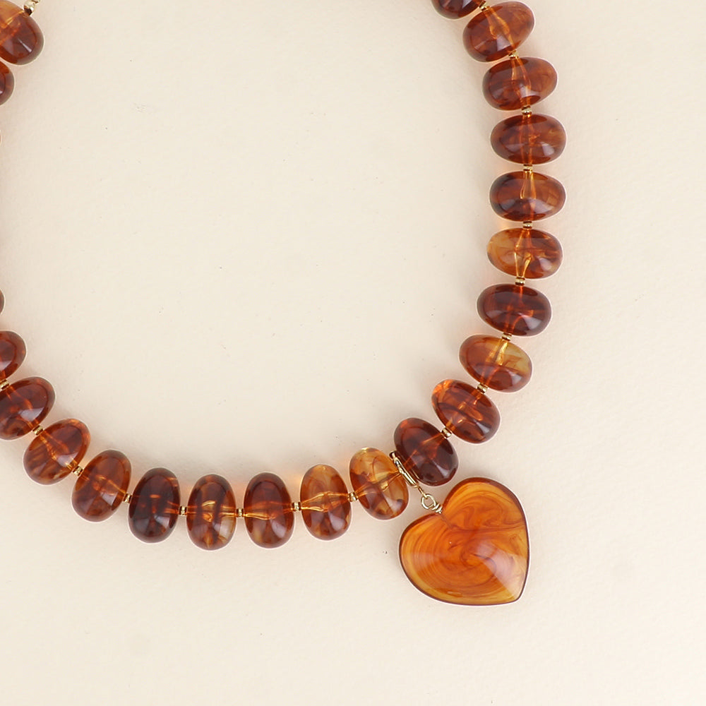 Collier sur fil - perles de résine et pendentif coeur