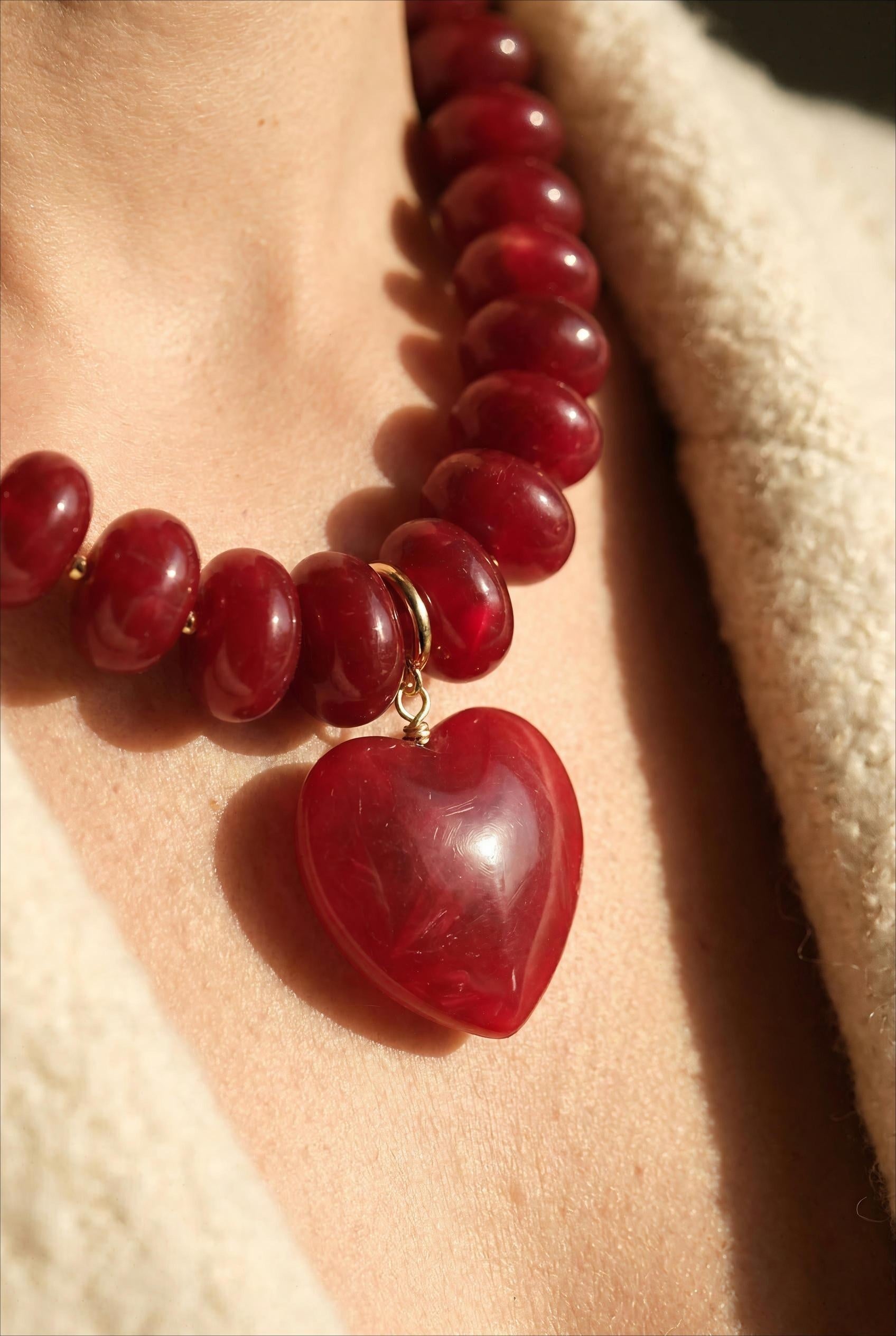 COLLIER SUR FIL - PERLES DE RÉSINE ET PENDENTIF COEUR DORÉ BORDEAUX - BOHM Collier