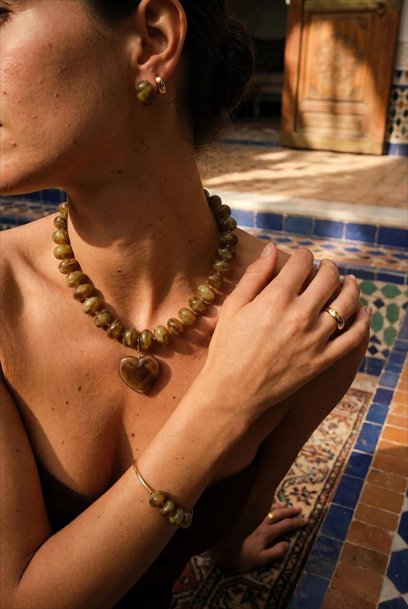 COLLIER SUR FIL - PERLES DE RÉSINE ET PENDENTIF COEUR DORÉ TAUPE - BOHM Collier