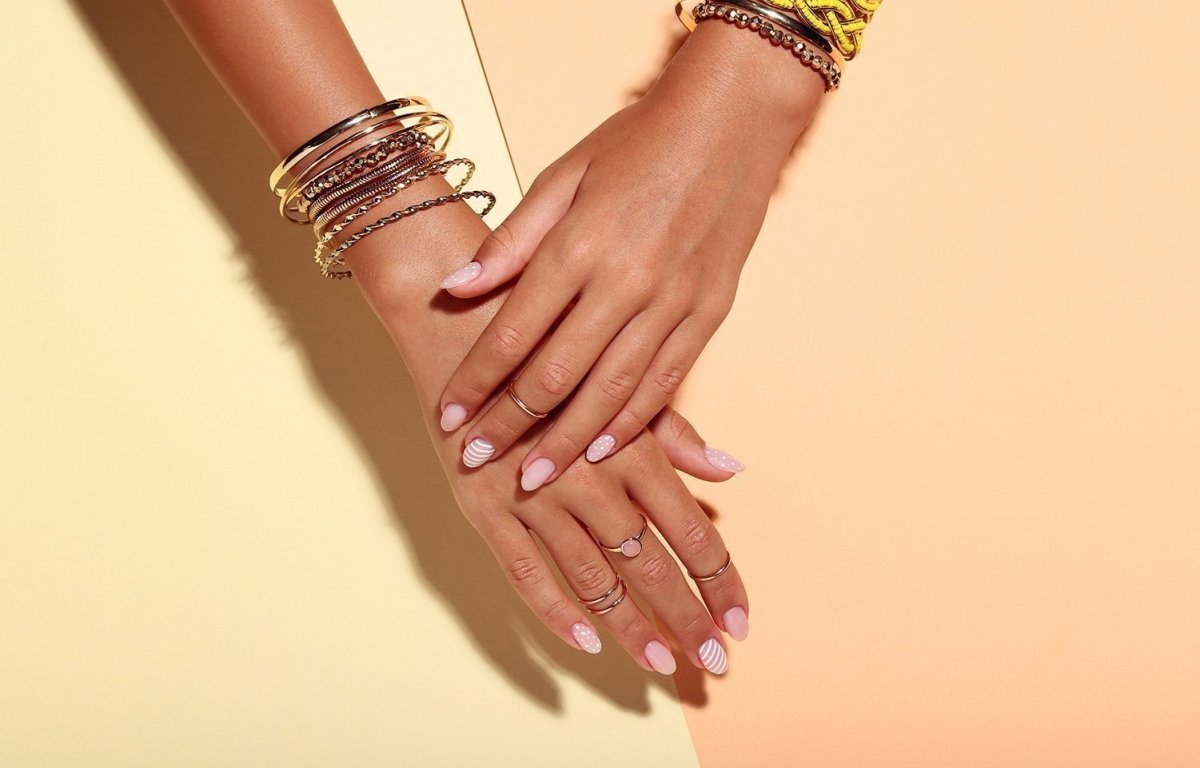 Accumulation de bracelets, bagues, colliers : découvrez le layering bijoux - Loëla